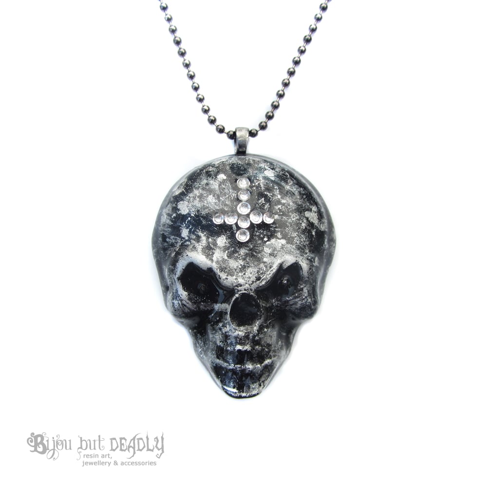 Silver Evil Resin Skull Pendant in Faux Marble Stone Effect *ON